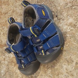 Toddler keens size 4